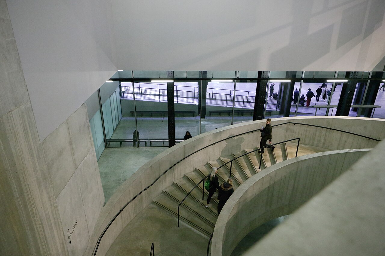Geschwungene Betontreppe im Blavatnik Building der Tate Modern in London.